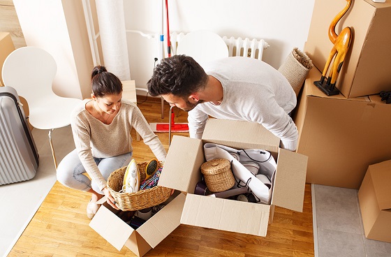 couple-packing-boxes